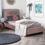 ΚΡΕΒΑΤΙ RILEY 90Χ200 ΜΕ ΥΦΑΣΜΑ ΒΕΛΟΥΔΟ ΣΑΠΙΟ ΜΗΛΟ LH10.561.02