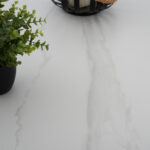 ΤΡΑΠΕΖΙ ΤΡΑΠΕΖΑΡΙΑΣ ΣΤΡΟΓΓΥΛΟ SYNTEC LH10.9309.02 SINTERED STONE ΛΕΥΚΟ ΜΕΤΑΛ.ΠΟΔΙΑ Φ115x75Y εκ. - Image 4